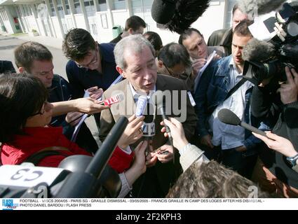 FOOTBALL - MISCS 2004/05 - PARIS SG - GRAILLE LICENCIEMENT - 03/05/2005 - FRANCIS GRAILLE AU CAMP DES LOGES APRÈS SON LICENCIEMENT - PHOTO DANIEL BARDOU / FLASH PRESSE Banque D'Images