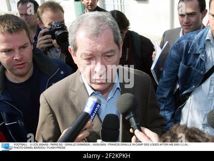 FOOTBALL - MISCS 2004/05 - PARIS SG - GRAILLE LICENCIEMENT - 03/05/2005 - FRANCIS GRAILLE AU CAMP DES LOGES APRÈS SON LICENCIEMENT - PHOTO DANIEL BARDOU / FLASH PRESSE Banque D'Images