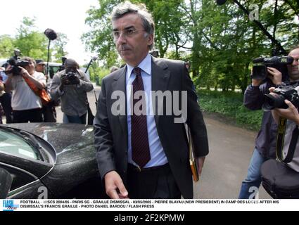 FOOTBALL - MISCS 2004/05 - PARIS SG - GRAILLE LICENCIEMENT - 03/05/2005 - PIERRE BLAYAU (NOUVEAU PRESIEDENT) DANS LE CAMP DES LOGES APRÈS SON LICENCIEMENT DE FRANCIS GRAILLE - PHOTO DANIEL BARDOU / FLASH APPUYER Banque D'Images