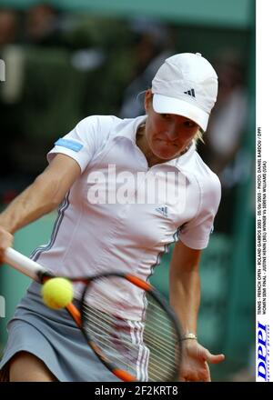 TENNIS - FRENCH OPEN - ROLAND GARROS 2003 - 05/06/2003 - PHOTO: DANIEL BARDOU / DPPI FEMMES SEMI FINAL - JUSTINE HENIN (BEL) VAINQUEUR CONTRE SERENA WILLIAMS (USA) Banque D'Images