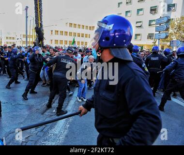 Le peuple algérien est parti, en soulevant des slogans et en exigeant la chute des symboles du régime actuel. Certains manifestants ont été empêchés d'atteindre le quartier général de la province d'Oran, dans l'ouest de l'Algérie, par la police algérienne. Oran le 12 mars 2021, Algérie. Photo de Hamza bouhara /ABACAPRESS.COM Banque D'Images