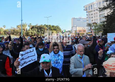 Le peuple algérien est parti, en soulevant des slogans et en exigeant la chute des symboles du régime actuel. Certains manifestants ont été empêchés d'atteindre le quartier général de la province d'Oran, dans l'ouest de l'Algérie, par la police algérienne. Oran le 12 mars 2021, Algérie. Photo de Hamza bouhara /ABACAPRESS.COM Banque D'Images