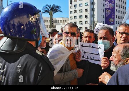 Le peuple algérien est parti, en soulevant des slogans et en exigeant la chute des symboles du régime actuel. Certains manifestants ont été empêchés d'atteindre le quartier général de la province d'Oran, dans l'ouest de l'Algérie, par la police algérienne. Oran le 12 mars 2021, Algérie. Photo de Hamza bouhara /ABACAPRESS.COM Banque D'Images