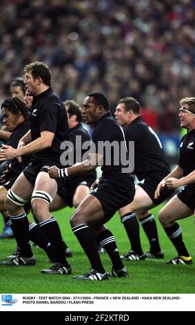 RUGBY - MATCH DE TEST 2004 - 27/11/2004 - FRANCE V NOUVELLE-ZÉLANDE - HAKA NOUVELLE-ZÉLANDE - PHOTO DANIEL BARDOU / APPUYEZ SUR FLASH Banque D'Images