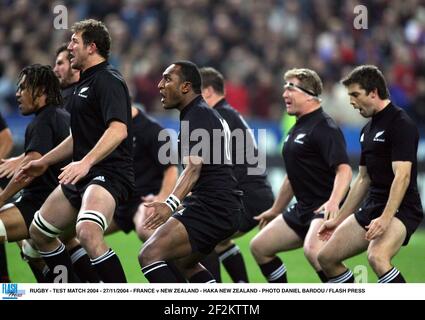 RUGBY - MATCH DE TEST 2004 - 27/11/2004 - FRANCE V NOUVELLE-ZÉLANDE - HAKA NOUVELLE-ZÉLANDE - PHOTO DANIEL BARDOU / APPUYEZ SUR FLASH Banque D'Images