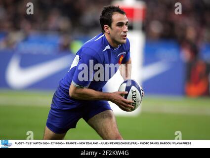 RUGBY - MATCH DE TEST 2004 - 27/11/2004 - FRANCE V NOUVELLE-ZÉLANDE - JULIEN PEYRELONGUE (FRA) - PHOTO DANIEL BARDOU / APPUYEZ SUR FLASH Banque D'Images