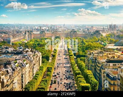 Vue sur l'Avenue des Champs Elysées de l'Arc de Triomphe à Paris, France Banque D'Images