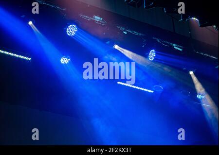 Lumière multicolore sur scène sombre. Projecteurs Banque D'Images