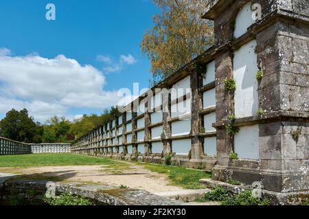 3 MAI 2018 - GALICE, ESPAGNE: Vue sur les vieux tombes dans l'ancien cimetière du Parc San Domingos de Bonaval à Saint-Jacques-de-Compostelle. Banque D'Images