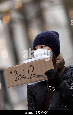 Portrait d'une femme chinoise proster Holding écriteau, lors d'une manifestation contre le Parti communiste de Chine, Leicester Square, Londres, 12 décembre 2020 Banque D'Images