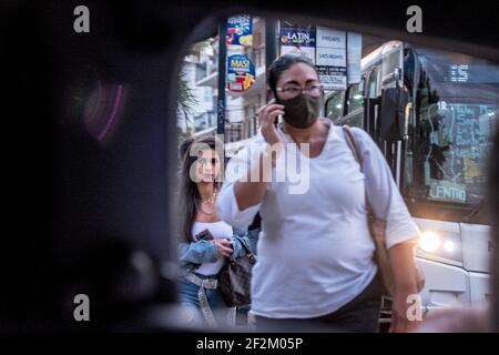 Deux femmes, l'une avec un masque et l'autre sans masque, marchent dans une rue au Mexique Banque D'Images