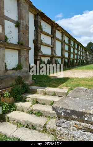 3 MAI 2018 - GALICE, ESPAGNE: Vue sur les vieux tombes dans l'ancien cimetière du Parc San Domingos de Bonaval à Saint-Jacques-de-Compostelle. Banque D'Images