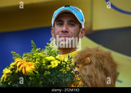 Vincenzo Nibali d'Italie à cheval pour Astana Pro Team fête son maillot jaune sur le podium lors du Tour de France, UCI World Tour 2014, Stage 6, Arras - Reims (194 km), le 10 juillet 2014 - NOTE DES ÉDITEURS: Cette image a été traitée à l'aide de filtres numériques - photo Manuel Blondau / AOP Press / DPPI Banque D'Images