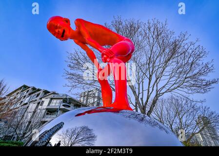 The Proud Youth, par le sculpteur chinois Chen Wenling, False Creek Seawall, Vancouver, Colombie-Britannique, Canada Banque D'Images