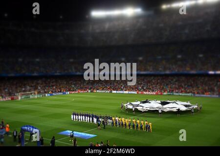 Les joueurs s'alignent avant le match de football de l'UEFA Champions League, Groupe F, entre le FC Barcelone et le FC Apoel le 17 septembre 2014 au stade Camp Nou de Barcelone, en Espagne. Note aux éditeurs : cette image a été traitée à l'aide de filtres numériques. Photo Manuel Blondau / AOP.Press / DPPI Banque D'Images