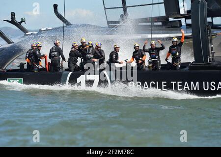 Célébration des équipiers du Defender Oracle Team USA après avoir remporté la coupe 9-8 contre Challenger Emirates Team Nouvelle-Zélande lors de la dernière journée de la coupe 34 à San Francisco (USA Ouest), 25 septembre 2013 - photo : Christophe Favreau / DPPI - Banque D'Images