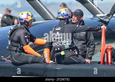 Célébration des équipiers du Defender Oracle Team USA, Tom Slingsby et Ben Ainslie avec le PDG Larry Ellison après avoir remporté la coupe 9-8 contre Challenger Emirates Team New Zealand lors de la dernière journée de la coupe 34 à San Francisco (West USA), le 25 septembre 2013 - photo : Christophe Favreau / DPPI - Banque D'Images