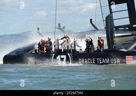 Célébration des équipiers du Defender Oracle Team USA après avoir remporté la coupe 9-8 contre Challenger Emirates Team Nouvelle-Zélande lors de la dernière journée de la coupe 34 à San Francisco (USA Ouest), 25 septembre 2013 - photo : Christophe Favreau / DPPI - Banque D'Images