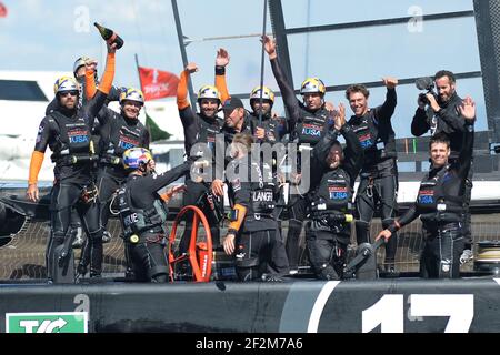 Célébration des équipiers du Defender Oracle Team USA avec le PDG Larry Ellison après avoir remporté la coupe 9-8 contre Challenger Emirates Team Nouvelle-Zélande au cours de la dernière journée de la coupe de l'Amérique 34 à San Francisco (West USA), 25 septembre 2013 - photo : Christophe Favreau / DPPI - Banque D'Images