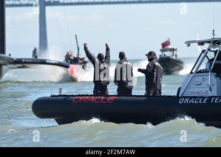 Célébration des équipiers du Defender Oracle Team USA après avoir remporté la coupe 9-8 contre Challenger Emirates Team Nouvelle-Zélande lors de la dernière journée de la coupe 34 à San Francisco (USA Ouest), 25 septembre 2013 - photo : Christophe Favreau / DPPI - Banque D'Images