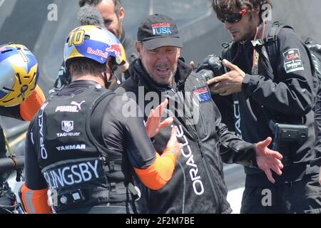 Célébration de Tom Slingsby / Defender Oracle Team USA avec le PDG Larry Ellison après avoir remporté la coupe 9-8 contre Challenger Emirates Team Nouvelle-Zélande lors de la dernière journée de la coupe 34 à San Francisco (USA de l'Ouest), le 25 septembre 2013 - photo : Christophe Favreau / DPPI - Banque D'Images