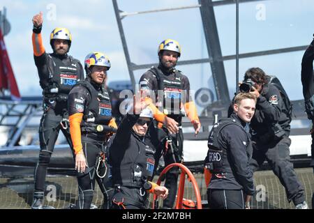 Célébration des équipiers du Defender Oracle Team USA après avoir remporté la coupe 9-8 contre Challenger Emirates Team Nouvelle-Zélande lors de la dernière journée de la coupe 34 à San Francisco (USA Ouest), 25 septembre 2013 - photo : Christophe Favreau / DPPI - Banque D'Images