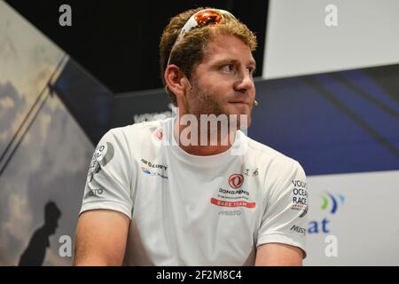 Présentation de l'équipe de course de Dongfeng avec le skipper français Charles Caudrelier, avant le début de la Volvo Ocean Race à Alicante le 11 octobre 2014 - photo Christophe Favreau / DPPI Banque D'Images