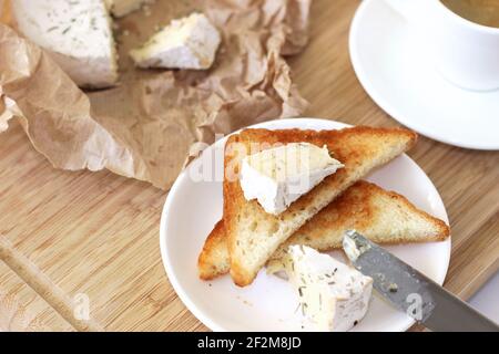 Toasts croquants rôtis avec tranches de brie au fromage servi pour le petit déjeuner et le brunch. Nourriture de confort à la maison. Banque D'Images