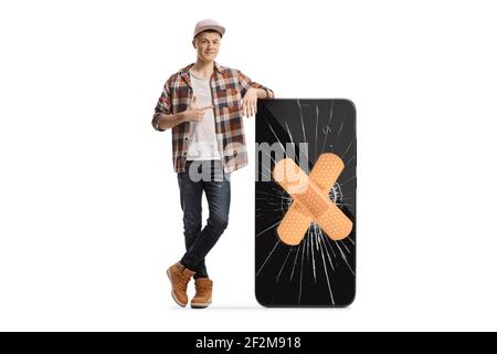 Homme avec une longue planche penchée sur un téléphone avec un écran cassé et bande isolée sur fond blanc Banque D'Images