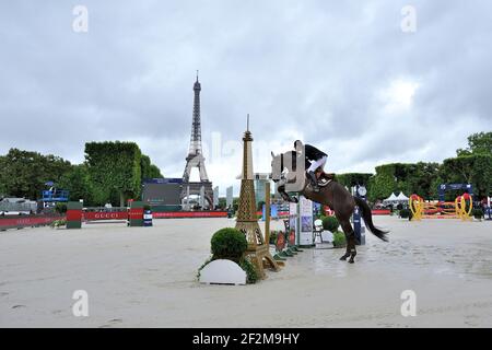 JEROME HUREL (FRA) À BORD DU QUARTZ ROUGE dans une zone inondée pendant le Prix Jaulin, la Tour des champions mondiaux des Longines de Paris le saut de Paris présenté par Gucci 2014 - champs de Mars , Paris Tour Eiffel (Tour Eiffel), à Paris, France, le 5 juillet 2014 - photo Christophe Bricot / DPPI Banque D'Images