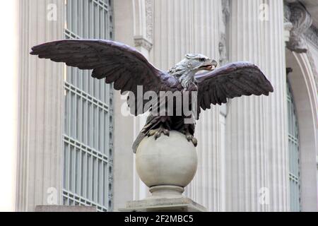 Aigle américain sculpté à Grand Central, à l'angle de Vanderbilt Avenue et East 42nd Street, gros plan, détails architecturaux emblématiques, New York, NY Banque D'Images