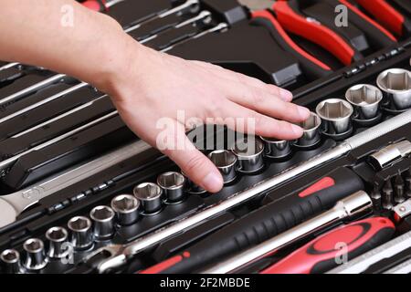 Les clients ou le travailleur, le constructeur, le réparateur, le technicien, au magasin choisit la clé, les écrous, l'instrument, les outils. Affichage des outils marketing pour la maison et Banque D'Images