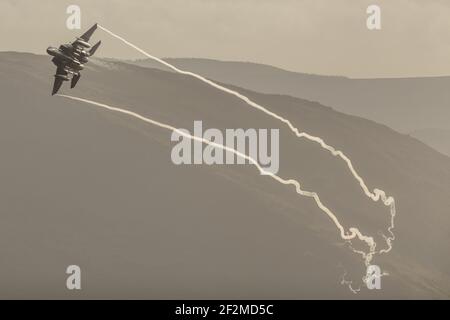 Niveau bas de la boucle Mach F-15s Banque D'Images