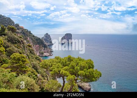 Vue sur les célèbres Faraglioni Rocks. Vue sur la côte de Capri avec les rochers Faraglioni dans la mer Tyrrhénienne bleue, en Italie Banque D'Images