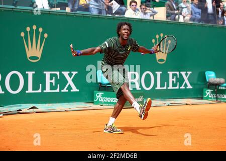 Gael Monfils de France célèbre la défaite de Roger Federer de Suisse lors du ATP Monte-Carlo Rolex Masters 2015, au Monte-Carlo Country Club de Roquebrune-Cap-Martin, France, le 16 avril 2015. Photo Manuel Blondau / AOP PRESSE / DPPI Banque D'Images