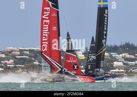 Racing Fly Emirates Team New Zealand skipped by Peter Burling and Artemis Racing of Sweden skipped by Nathan Outteridge lors de la 4ème coupe Louis Vuitton America's Cup Challenger Playoff final dans le Grand Sound de Hamilton, Bermudes le 11 juin 2017 - photo Christophe Favreau / DPPI Banque D'Images