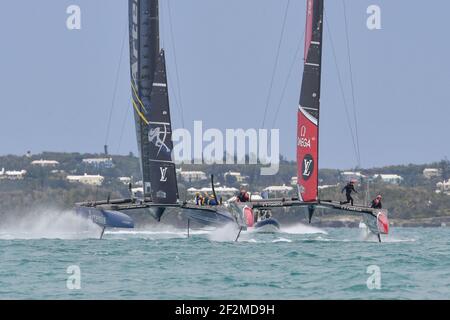 Racing Fly Emirates Team New Zealand skipped by Peter Burling and Artemis Racing of Sweden skipped by Nathan Outteridge lors de la 4ème coupe Louis Vuitton America's Cup Challenger Playoff final dans le Grand Sound de Hamilton, Bermudes le 11 juin 2017 - photo Christophe Favreau / DPPI Banque D'Images