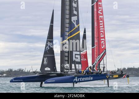 Racing Fly Emirates Team New Zealand skipped by Peter Burling and Artemis Racing of Sweden skipped by Nathan Outteridge lors de la 4ème coupe Louis Vuitton America's Cup Challenger Playoff final dans le Grand Sound de Hamilton, Bermudes le 11 juin 2017 - photo Christophe Favreau / DPPI Banque D'Images