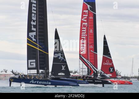 Racing Fly Emirates Team New Zealand skipped by Peter Burling and Artemis Racing of Sweden skipped by Nathan Outteridge lors de la 4ème coupe Louis Vuitton America's Cup Challenger Playoff final dans le Grand Sound de Hamilton, Bermudes le 11 juin 2017 - photo Christophe Favreau / DPPI Banque D'Images