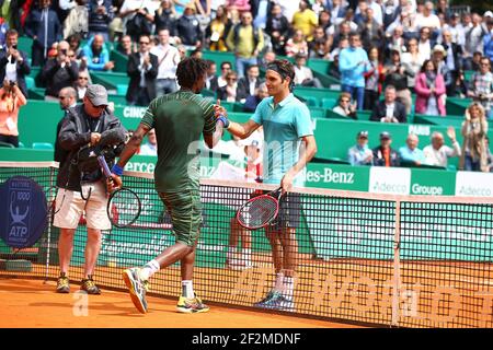 Gael Monfils de France secoue la main après la victoire contre Roger Federer de Suisse à la fin du match pendant le ATP Monte-Carlo Rolex Masters 2015, au Monte-Carlo Country Club de Roquebrune-Cap-Martin, France, le 16 avril 2015 - photo Manuel Blondeau / AOP PRESSE / DPPI Banque D'Images