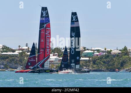 Challengers Oracle Team USA a skipped by Jimmy Spithill vs Defenders Emirates Team New Zealand a skipped by Peter Burling lors de la 35e America's Cup 2017, jour 4, le 25 juin 2017 à Hamilton, Bermudes - photo Christophe Favreau / DPPI Banque D'Images