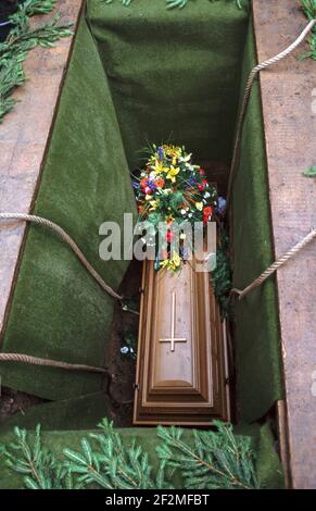 Sujet photo, mortalité excessive en période de la pandémie de corona, funérailles, cercueil avec décorations de fleurs dans la tombe ouverte, Essen, Rhénanie-du-Nord-Westphalie, Allemagne, Banque D'Images