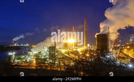 Duisburg, région de la Ruhr, Rhénanie-du-Nord-Westphalie, Allemagne - ThyssenKrupp Steel, usine de cokéfaction de Schwelgern sur le Rhin, dans le Marxloh de Duisburg, derrière la centrale au charbon Walsum. Banque D'Images