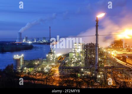 Duisburg, région de la Ruhr, Rhénanie-du-Nord-Westphalie, Allemagne - ThyssenKrupp Steel, usine de cokéfaction de Schwelgern sur le Rhin, dans le Marxloh de Duisburg, derrière la centrale au charbon Walsum. Banque D'Images