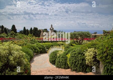 Vue sur le clocher baroque du monastère chariteux Certosa di San Giacomo dans les jardins d'Auguste sur l'île de Capri, mer Tyrrhénienne, Italie Banque D'Images