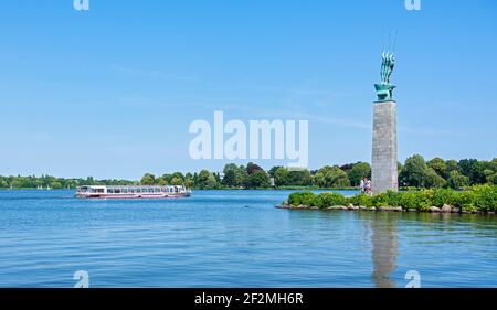 Allemagne, Hambourg, sculpture « trois hommes dans un bateau », par Edwin Paul Scharff, sur le Schwanenwik Alsterwiese, navire Alster « Schleusenwärter SC » Banque D'Images