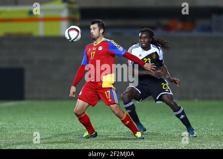 Victor Moreira, d'Andorre, contrôle le ballon sous la pression de Jordan Lukaku, de Belgique, lors du match de qualification du groupe B du Championnat d'Europe de l'UEFA 2016 entre Andorre et la Belgique, le 10 octobre 2015, à l'Estadi Nacional d'Andorre-la-Vieille, en Andorre. Photo Manuel Blondau/AOP Press/DPPI Banque D'Images