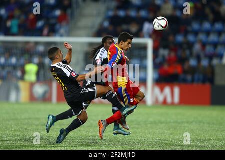 Aaron Sanchez, d'Andorre, contrôle le ballon sous la pression de Zakaria Bakkali, de Belgique, lors du match de qualification du groupe B du Championnat d'Europe de l'UEFA 2016 entre Andorre et la Belgique, le 10 octobre 2015, à l'Estadi Nacional d'Andorre-la-Vieille, en Andorre. Photo Manuel Blondau/AOP Press/DPPI Banque D'Images