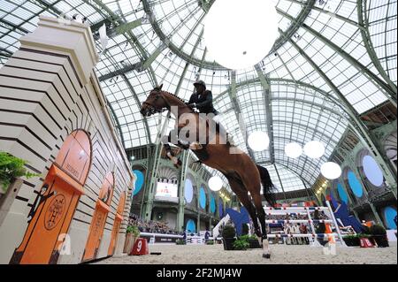 Abdelkebir OUADDAR monte rapidement de Kreisker pendant le Grand Prix des Saut-Hermès , Grand-Palais, le 20 mars 2016, à Paris, France - photo Christophe Bricot / DPPI Banque D'Images