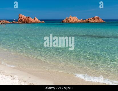 Les rochers rouges à la limite nord de la longue plage appelée Spiaggia di CEA, près d'Arbatax (Sardaigne, Italie) Banque D'Images